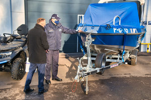 Komendant Wojewódzki Policji w Bydgoszczy insp. Piotr Leciejewski symbolicznie przyjmuje samochód, quad i łódkę od Prezesa Pana Ireneusza Stachowiaka.