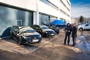 Komendant Wojewódzki Policji w Bydgoszczy insp. Piotr Leciejewski symbolicznie przyjmuje samochód, quad i łódkę od Prezesa Pana Ireneusza Stachowiaka.