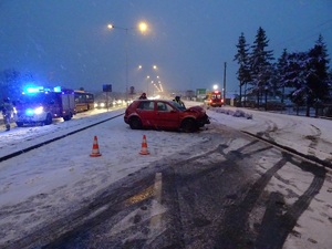 widok na rozbity samochód osobowy stojący na drodze