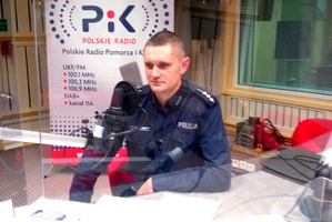 Policjant siedzi przy biurku