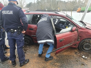 Widok na rozbity samochód