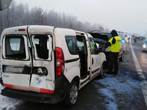 Widok na rozbity samochód