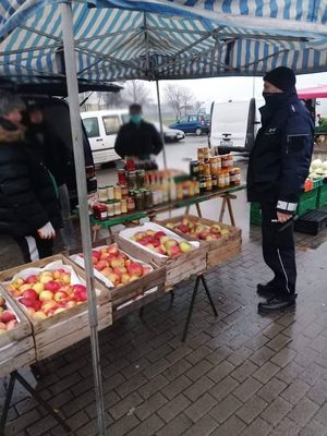 Policjant na targowisku.