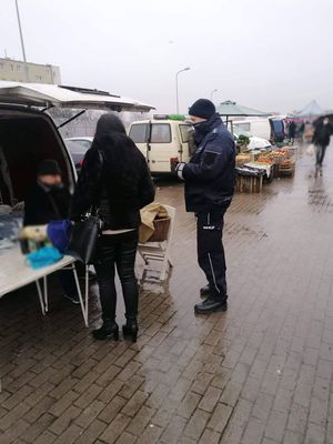 Policjanci na targowisku.