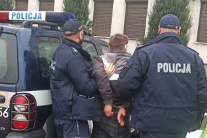 Zatrzymany w asyście policjantów.