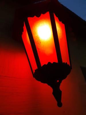 lampa dająca czerwone światło