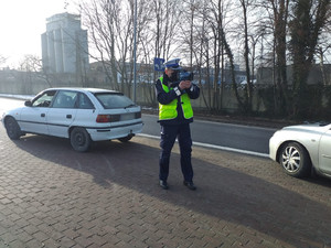 Policjant wykonuje pomiar prędkości