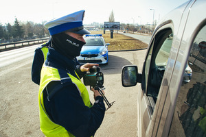 Policjant pokazuje miernik prędkości kierowcy