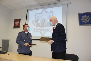 Komendant Miejski Policji w Toruniu i Prezydent Miasta Torunia stoją obok siebie