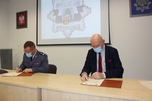 Komendant Miejski Policji w Toruniu i Prezydent Miasta Torunia podpisują dokumenty