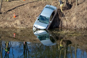 widok na wyciągany z wody samochód