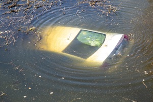 widok na zatopiony w wodzie samochód