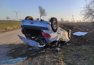 Auto leżące na dachu.