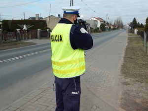 Policjant RD mierzy prędkość nadjeżdżających pojazdów