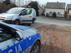 Policjant kontroluje kierowcę citroena