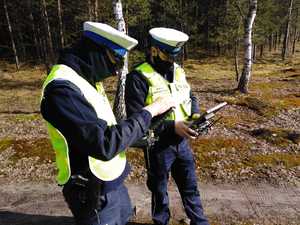 Policjanci ruchu drogowego sterują dronem