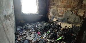 Spalone wnętrze mieszkania.