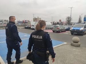 Policjanci kontrolują teren supermarketu