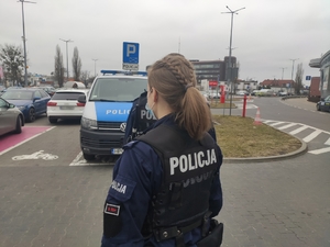 Policjanci kontrolują teren supermarketu