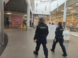 Policjanci kontrolują teren supermarketu