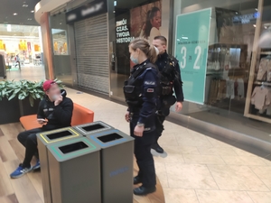 Policjanci kontrolują teren supermarketu