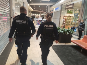 Policjanci kontrolują teren supermarketu