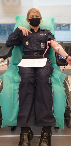 policjantka siedzi na fotelu i oddaje krew