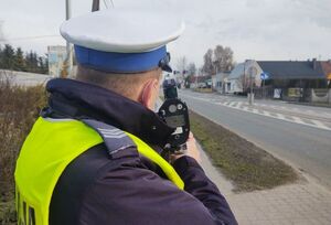 Policjant wykonuje pomiar prędkości na drodze
