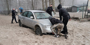 Auto na plaży w piachu.