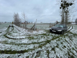 Radiowóz nieoznakowany i auto w polu