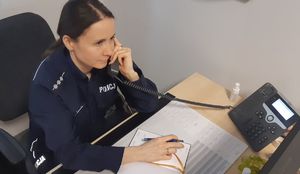 Policjantka przy telefonie.