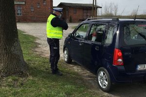 Policjant podczas kontroli drogowej.