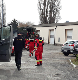 Policjanci i strażacy na placu.