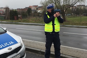 Policjant wykonuje pomiar prędkości