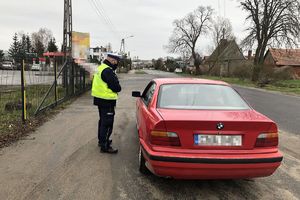 Policjant wykonuje pomiar prędkości