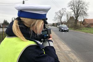 Policjant wykonuje pomiar prędkości