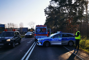 Widok na miejsce wypadku i służby ratunkowe na miejscu