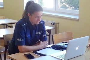 Policjantka siedzi przy komputerze