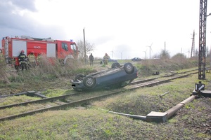 Widok na samochód leżący na torach