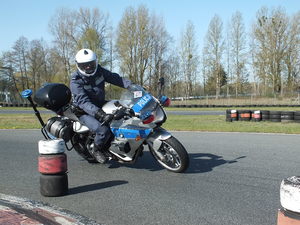 Policjant na motocyklu.