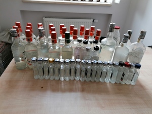 Widok na nielegalny alkohol w butelkach