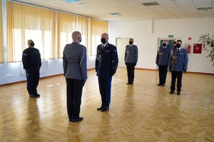 Policjant składa meldunek komendantowi