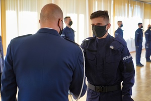 komendant wręcza policjantowi akt mianowania