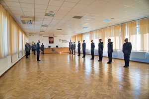 komendant przemawia do nowoprzyjętych policjantów