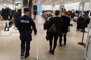 policjant kontroluje teren sklepu