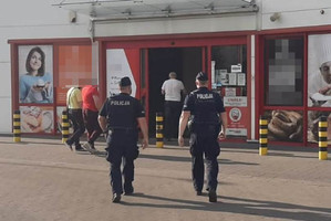 Policjanci zmierzają do supermarketu