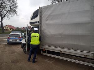 Policjant kontroluje kierowcę ciężarówki