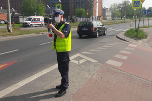 Policjant mierzy prędkość nadjeżdżających samochodów