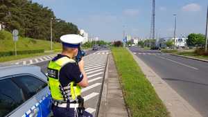 Policjant z miernikiem prędkości w ręku