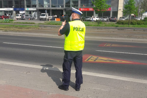 Policjant mierzy prędkość samochodu na ulicy w Toruniu